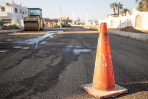 Comptoir du Levage - gros plan cone signalisation orange espace route